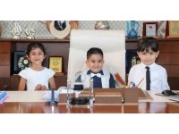 Annesiyle birlikte yaşamını yitiren Defne’den geriye başkanın makam koltuğundaki görüntüleri kaldı