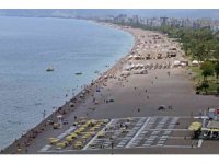 Antalya’da termometreler 36 dereceyi gösterdi, tatilciler sahillere akın etti