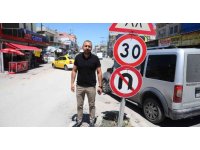 Kendisine çarpan otomobili kovaladı