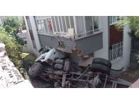 Freni boşalan su tankeri apartmanın bahçesine düştü