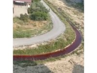 Mersin’de DSİ’ye ait kanaldaki su kırmızıya büründü