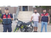 Çalınan motosiklet jandarma tarafından bulunup sahibine teslim edildi