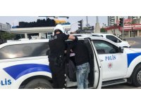 Adana’da kavşaklarda dilenen ve cam silen 80 kişi yakalandı