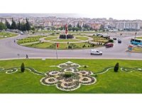 Kahramanmaraş’ta kavşak ve refüjlerde çiçek açtı