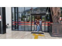 Antalya’da maskeli silahlı zincir market soyguncusu tutuklandı