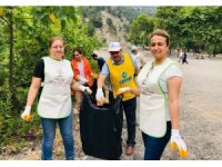 Çevre gönüllüleri mesire alanında çöp topladı