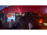 Tarsus’ta pikap tıra çarptı: 2 yaralı