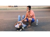 Sağlıkçıdan izinde vefa örneği, yaralıya müdahale etti, tişörtünü üzerine örttü