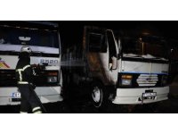 Elektrik kontağından çıkan yangında kamyon kül oldu