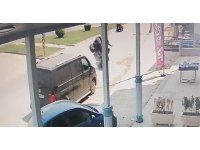 Park halindeki minibüse çarpan ATV takla attı, İngiliz turist yaralandı