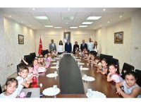 Vali Yılmaz, minik öğrencileri misafir etti