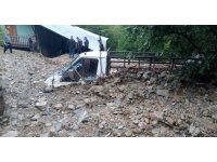 Adana’da şiddetli sağanak su taşkını ve heyelana sebep oldu, 1 araç sulara kapıldı