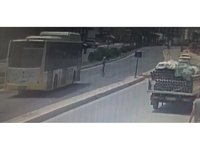 Kaza anı kamerada...Yaya geçidinden geçerken otobüs çarptı