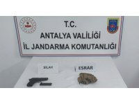 Şüpheli şahısların üzerinde ruhsatsız tabanca ve esrar bulundu