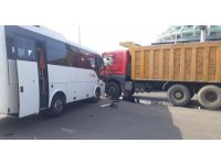 Tur midibüsü ile kamyon çarpıştı: 2 yaralı