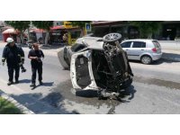 Refüje çarpan otomobil takla attı: 1 yaralı