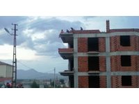 Çatının ucuna kadar gelen kadın son anda kurtarıldı