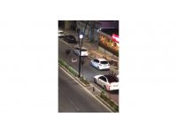 Cadde ortasına yatarak araçların geçişine izin vermeyen alkollü şahsın rahat tavırları pes dedirtti