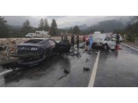 Antalya’da otomobiller kafa kafaya çarpıştı: 1 ölü, 3 yaralı