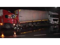 Makas atarak refüje çıkan tıra arkadan gelen kamyon çarptı