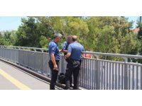 Polis üst geçitteki intihara teşebbüsü önledi