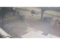 Kediden kaçan köpeğe motosiklet çarptı, o anlar kameraya yansıdı