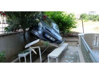 Antalya’da otomobil apartmanın bahçesindeki masanın üzerine uçtu: 1 yaralı