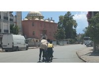 Antalya’da 2’si patenli, 5 çocuğun trafikteki tehlikeli yolculuğu