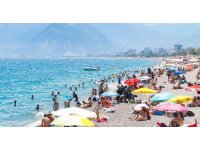 Gök gürültülü sağanak beklenen Antalya’da, güneşi gören sahile koştu