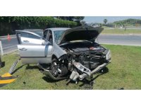 Refüjdeki beton kütleye çarpan otomobil hurdaya döndü: 4 yaralı