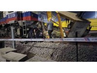 Demir yoluna elektrik hattı çeken işçilere lokomotif çarptı: 1 ölü, 2 yaralı