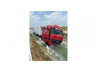 Tır sulama kanalına düştü