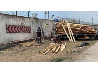 İskenderun’da freni boşalan kamyonet duvara çarptı, sürücü hayatını kaybetti