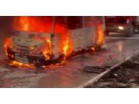 Tarım işçilerini taşıyan servis aracı alev alev yandı