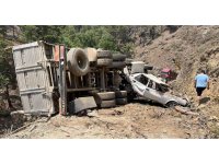 Rampa aşağı park edilen kamyon önündeki otomobili uçuruma doğru sürükledi