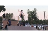 Gençlerden paten rampasına uzanan kızların üzerinde tehlikeli akrobasi