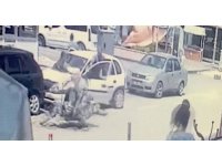 Kontrolsüz açılan otomobil kapısına çarpan motosikletli yaralandı