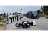 Kazada yaralanan polisin elini tutan vatandaş başından ayrılmadı