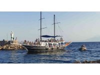 Tekneleri arızalanan turist kafilesinin yardımına deniz polisi koştu