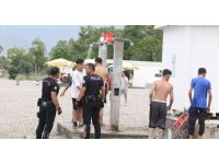 Polise mukavemet gösterdiler, önüne gelenden şikayetçi oldular