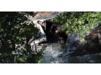 Çaya devrilen kamyondaki işçi için arama kurtarma ekipleri seferber oldu