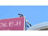 Çatıdan atlamak isteyen şahsı kokoreçle ikna etmeye çalıştılar