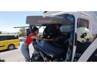 Kaza yerinden geçerken duyarsız kalmadı ambulans gelinceye kadar kurtarma ekiplerine destek verdi