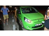 Cadde üzerinde kavga edenlere otomobil çarptı: 1 yaralı