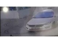 Otomobilini kedilerin üzerine sürüp, birini telef etti
