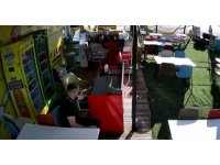 Hiçbir şey bulamayınca bozuk para kutusunu aldı