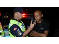 Hurdaya dönen otomobilden sağ çıktılar, alkolün etkisiyle neşe içinde kameraya el salladılar