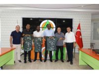 Dominika Başbakanı Skerrit’e Alanyaspor forması