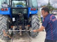 Traktöre giren 1,5 metrelik yılan paniğe neden oldu