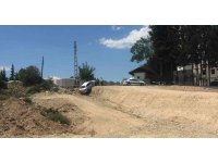 Otomobil askıda kaldı, sürücüsü “Sürekli kaza yapıyorum” diyerek güldü